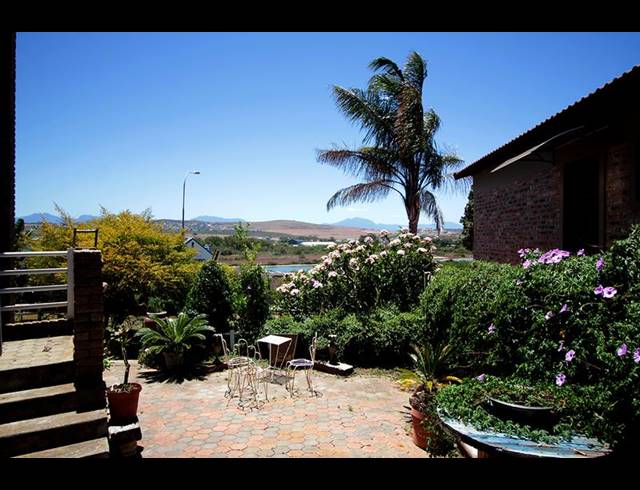 4 BEDROOM HOUSE FOR SALE IN HARTENBOS HEUWELS